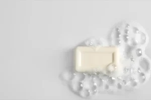 Τελικά, πόσο συχνά πρέπει να πλένουμε το πρόσωπό μας; Οι ειδικοί απαντούν