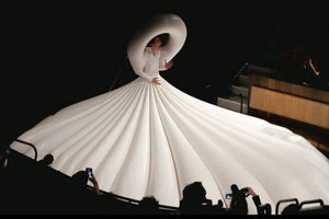 Ο νικητής της Eurovision Nemo τραγουδά φορώντας τεράστιο φουσκωτό φόρεμα σε επίδειξη μόδας