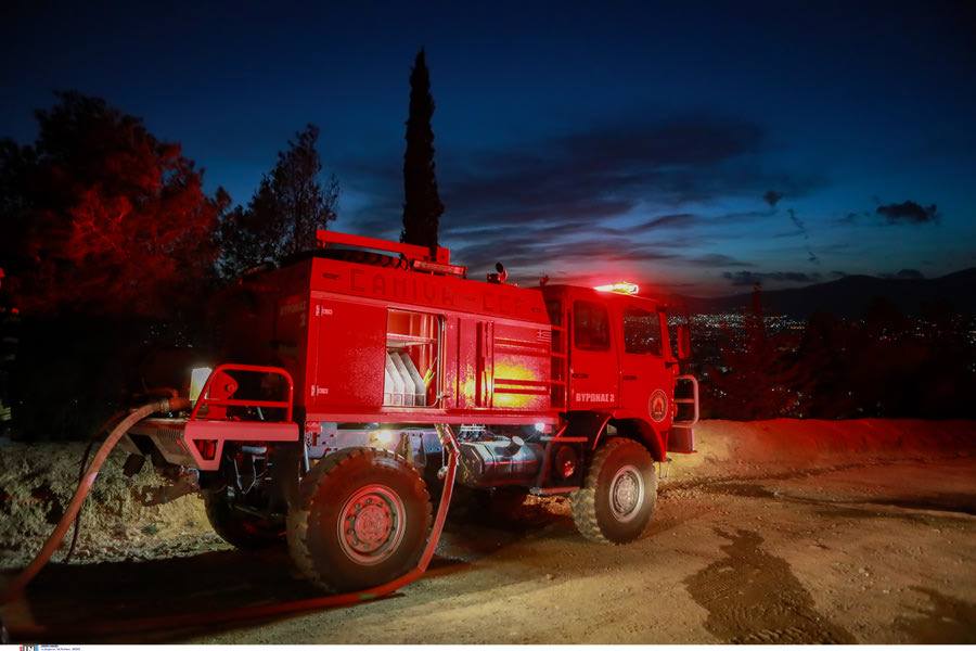 Ανεξέλεγκτη η φωτιά στην Κερατέα: Μήνυμα 112 στους κατοίκους – Εκτροπή της κυκλοφορίας
