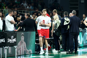 Οι παίκτες του Ολυμπιακού άφησαν λουλούδια στη μνήμη του Πάρη Δερμάνη