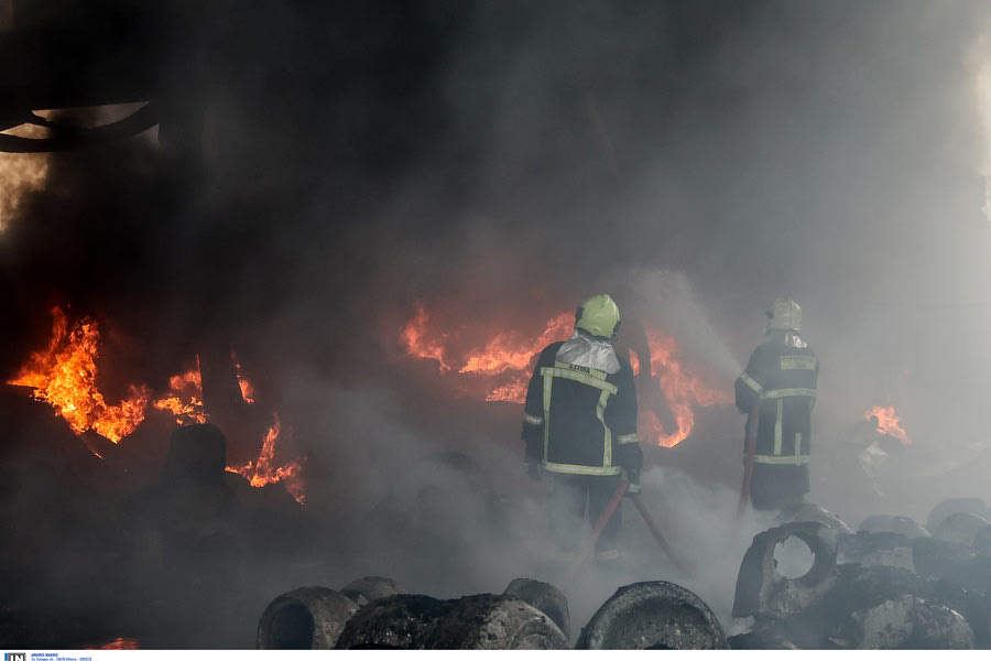 Φωτιά σε εργοστάσιο στην Κηφισιά: Aπίστευτες εικόνες