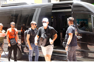 Προσωρινά κρατούμενοι πλοίαρχος και υποπλοίαρχος της θαλαμηγού για τη φωτιά στην Ύδρα – Ελεύθερα υπό όρους τα υπόλοιπα 11 μέλη του πληρώματος