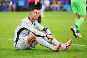 Oπαδός πήδηξε από τις κερκίδες και παραλίγο να “προσγειωθεί” στον Κριστιάνο Ρονάλντο