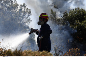 Μάχη με τις φλόγες στη Σταμάτα, διάσπαρτες εστίες σε Κερατέα, Αγγελόκαστρο, Ροδόπολη – «112» για καπνούς στον Διόνυσο