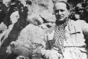 Ομπρός, βοηθάτε να σηκώσουμε τον ήλιο πάνω από την Ελλάδα,  ομπρός βοηθάτε να σηκώσουμε τον ήλιο πάνω από τον κόσμο!