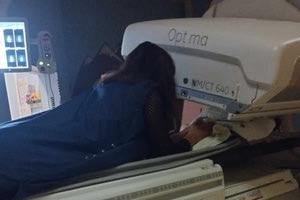 Συγκινεί ακτινολόγος στο «Ελπίδα»: μπήκε αγκαλιά με εγκαταλελειμμένο βρέφος στον αξονικό τομογράφο