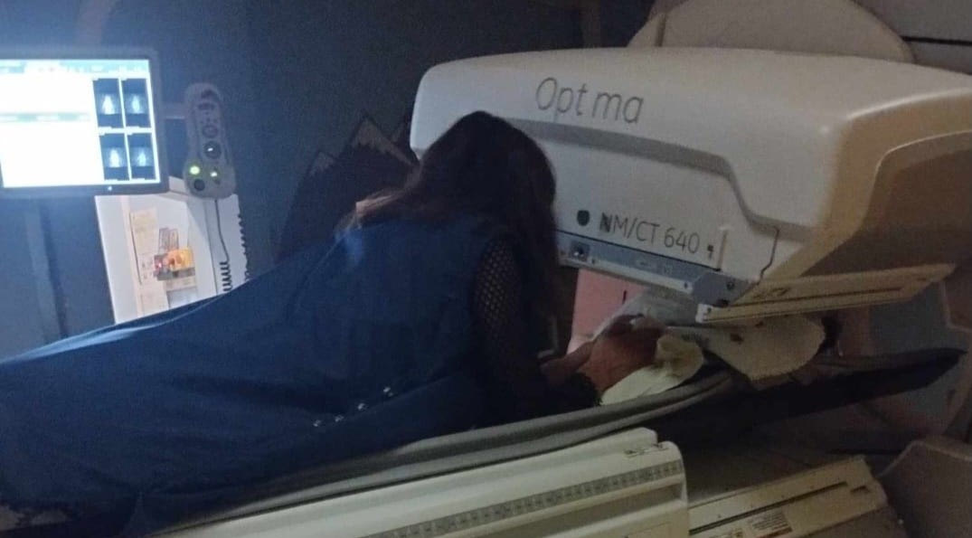 Συγκινεί ακτινολόγος στο «Ελπίδα»: μπήκε αγκαλιά με εγκαταλελειμμένο βρέφος στον αξονικό τομογράφο