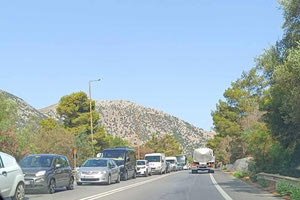 Oυρές αυτοκινήτων στη σήρραγα Βραχασίου