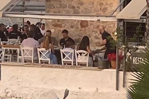 Χαλαρώνει στις Σπέτσες ο Κασσελάκης