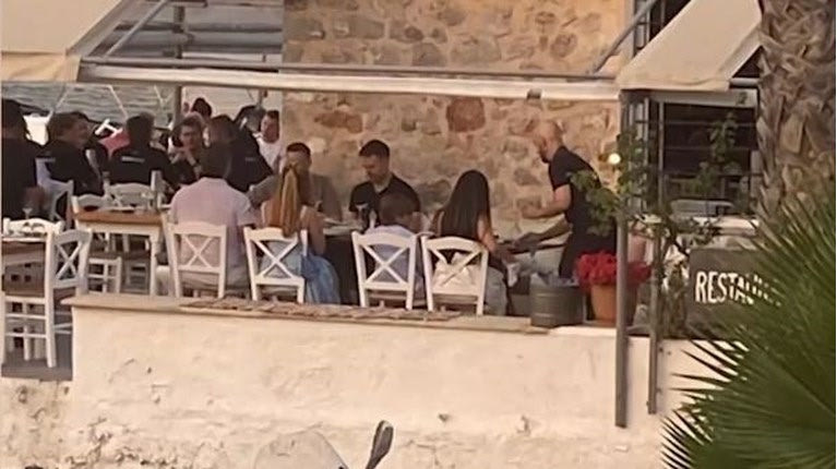 Χαλαρώνει στις Σπέτσες ο Κασσελάκης