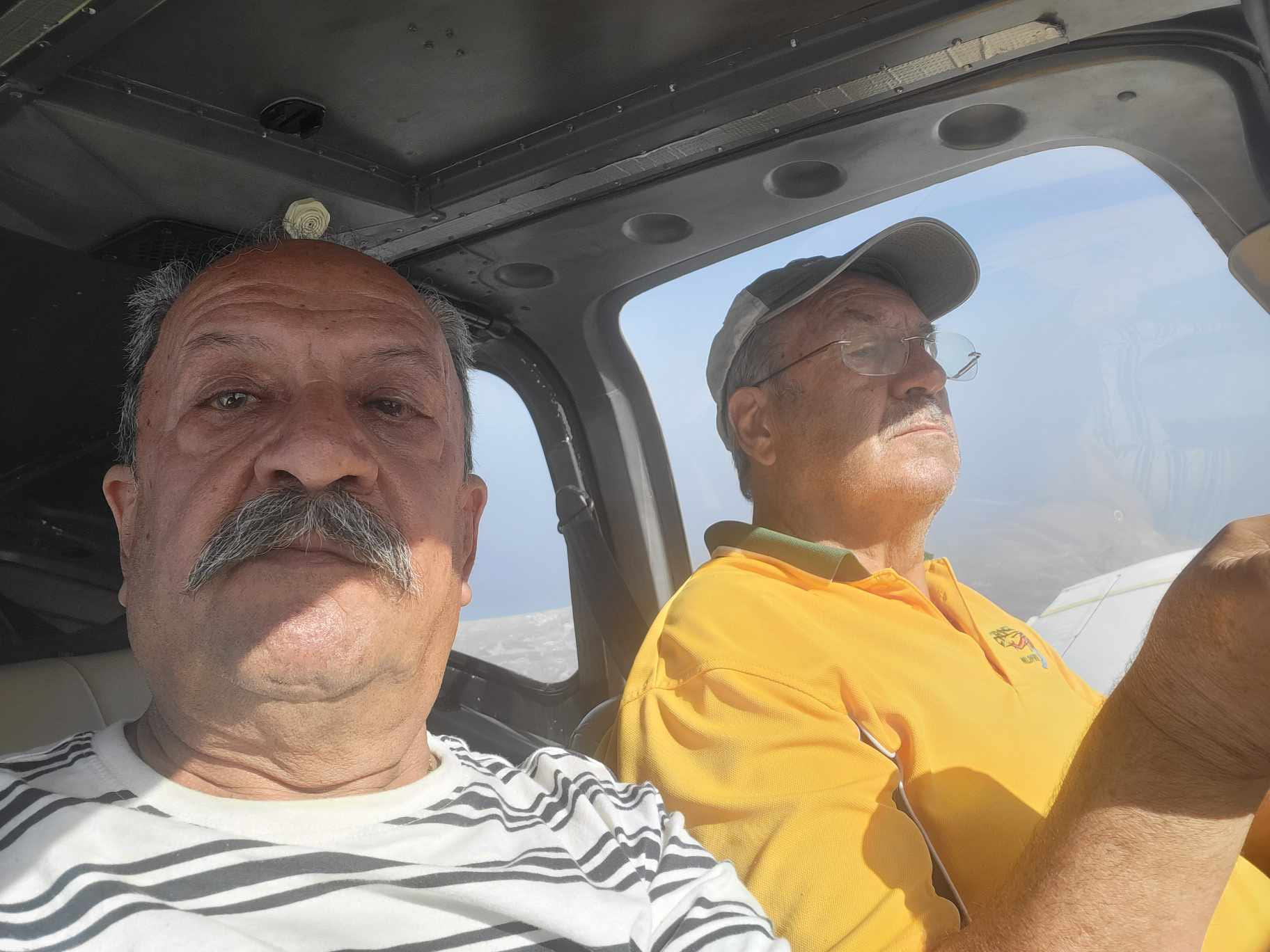 Οι κ.Καρουζάκης και Κωστάκης στο αεροπλάνο