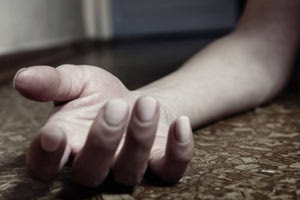 Βρέθηκε νεκρή από τη φίλη της στην αυλή του σπιτιού