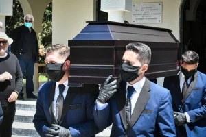 Γιατί εξετάζεται η απαγόρευση των κηδειών τα Σαββατοκύριακα και τις αργίες