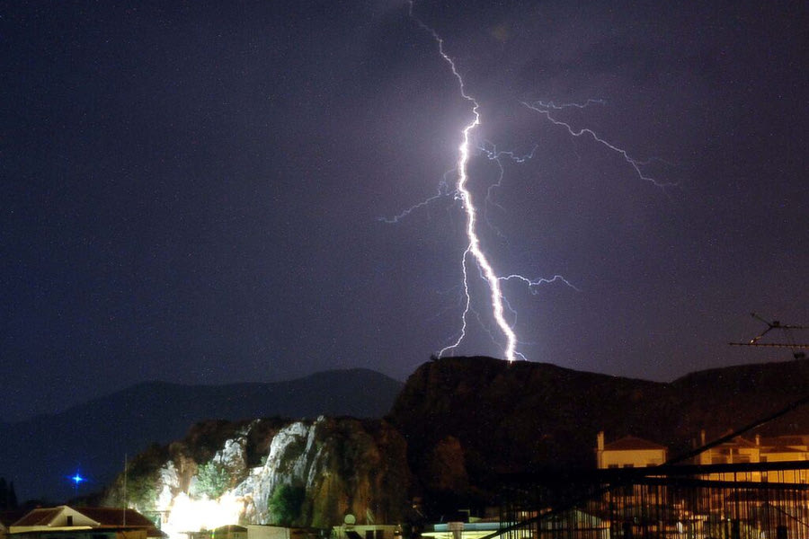 Από τον καύσωνα στις καταιγίδες – Καμπανάκι από μετεωρολόγο – Πού και πότε θα «χτυπήσουν»