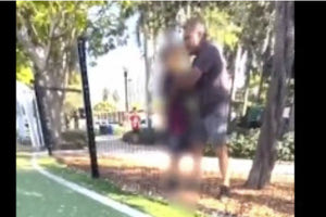 Φλόριντα: Πατέρας πιάνει από το λαιμό 10χρονο επειδή τσακώθηκε με τον γιο του