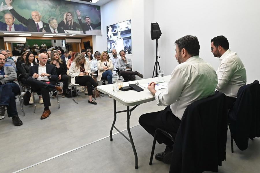 Ποιος προηγείται στο ΠΑΣΟΚ;