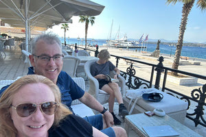 Την πάτησε: Η πρεσβής της Αυστραλίας ήρθε διακοπές στην Κρήτη και μπέρδεψε τη ρακί με το νερό