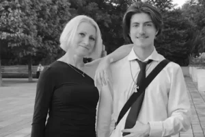 Γερμανία: «Τον χτύπησαν επειδή φορούσε σταυρό» – Δώρισε τα όργανά του η οικογένειά του 20χρονου Φίλιππου