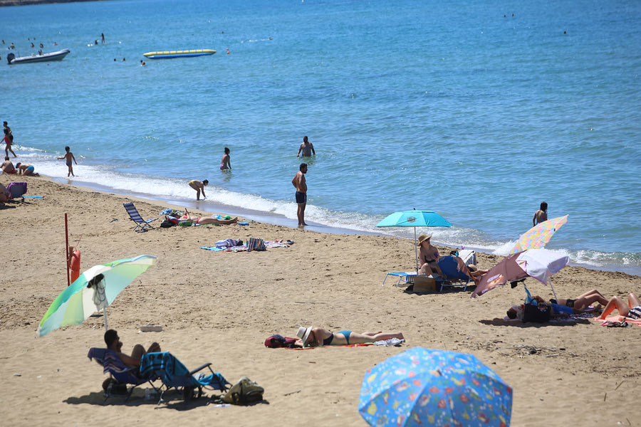 Ο μίνι καύσωνας οδήγησε μαζικά τον κόσμο στις παραλίες