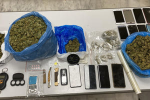 Χανιά: Είχαν στην κατοχή τους 2 κιλά χασίς και 14 κινητά