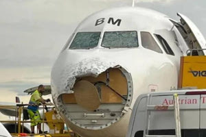 Τρόμος σε πτήση: Σοβαρές ζημιές από χαλάζι σε αεροσκάφος