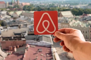 Airbnb: Τι αλλαγές σχεδιάζονται από το φθινόπωρο