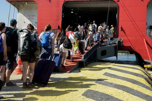Απλησίαστα για τους περισσότερους Έλληνες τα νησιά – Πανάκριβα τα ακτοπλοϊκά εισιτήρια