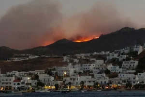 Χωρίς ενεργό μέτωπο η φωτιά στη Σέριφο