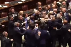 Ξύλο στην ιταλική Βουλή: Στα χέρια ήρθαν βουλευτές της Λέγκα και των Πέντε Αστέρων – Δείτε βίντεο