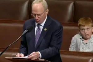 Οι γκριμάτσες 6χρονου στο Καπιτώλιο στην ομιλία του βουλευτή μπαμπάς του έγιναν… Viral