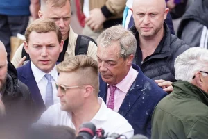 Κατηγορίες για βιαιοπραγία σε βάρος της 25χρονης που περιέλουσε με μιλκσέικ τον Φάρατζ