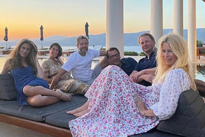 Στη Σαντορίνη η Κλόντια Σίφερ