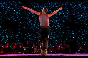 Coldplay: Από τα ξημερώματα οι θαυμαστές τους στο ΟΑΚΑ αδιαφορώντας για τις υψηλές θερμοκρασίες