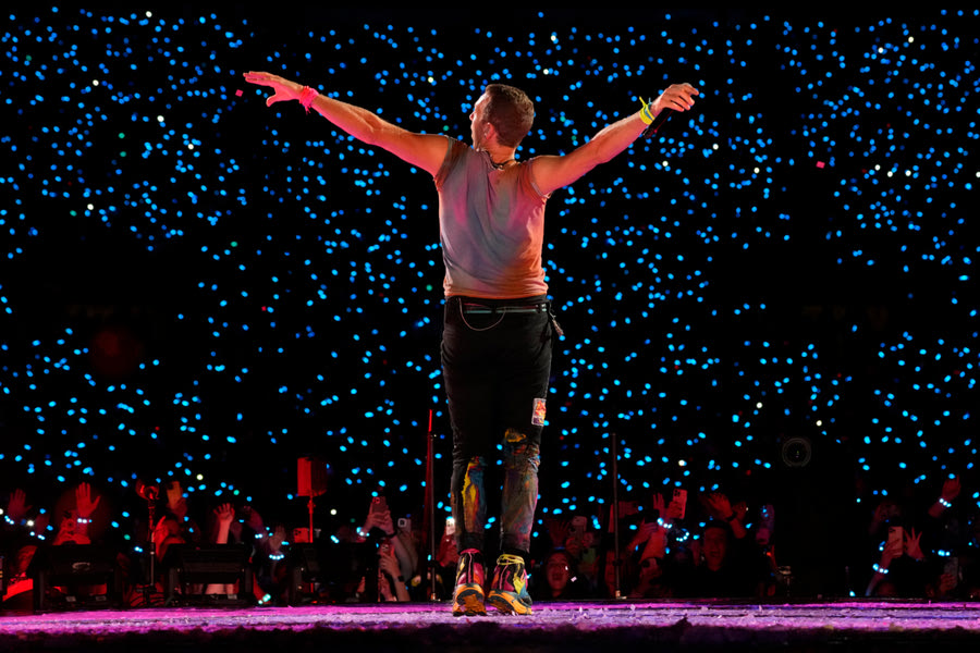 Coldplay: Από τα ξημερώματα οι θαυμαστές τους στο ΟΑΚΑ αδιαφορώντας για τις υψηλές θερμοκρασίες