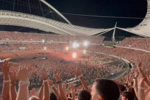 Coldplay: Γέμισαν το ΟΑΚΑ με 60.000 κόσμο – βίντεο από το φαντασμαγορικό σόου