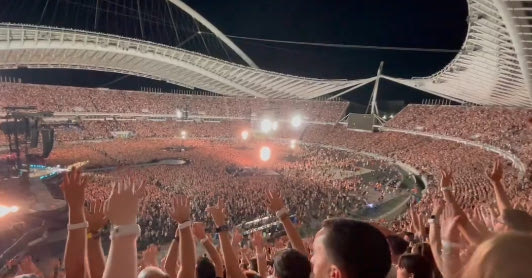 Coldplay: Γέμισαν το ΟΑΚΑ με 60.000 κόσμο – βίντεο από το φαντασμαγορικό σόου
