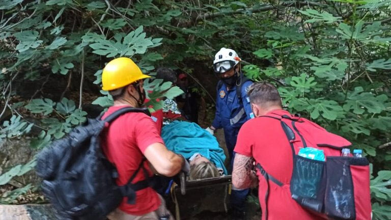 Σφακιά: Ολοκληρώθηκε με επιτυχία η διάσωση γυναίκας που τραυματίστηκε στα Γλυκά Νερά