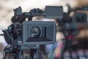 Συνελήφθη δημοσιογράφος για τον ξυλοδαρμό της συντρόφου του