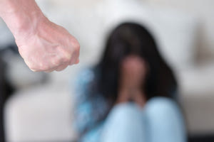 «Με αποκαλούσε σκουπίδι, αλήτη, τιποτένιο και με απειλούσε», αναφέρει ο δικηγόρος για την 43χρονη