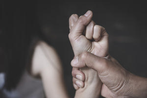 44χρονος συνελήφθη για ενδοοικογενειακή βία – Θα οδηγηθεί την Παρασκευή στον Εισαγγελέα