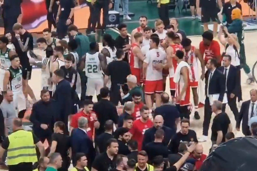 “Αντάλλαξαν” κλωτσιές Λεσόρ και Λαρεντζάκης μετά τον 3ο τελικό