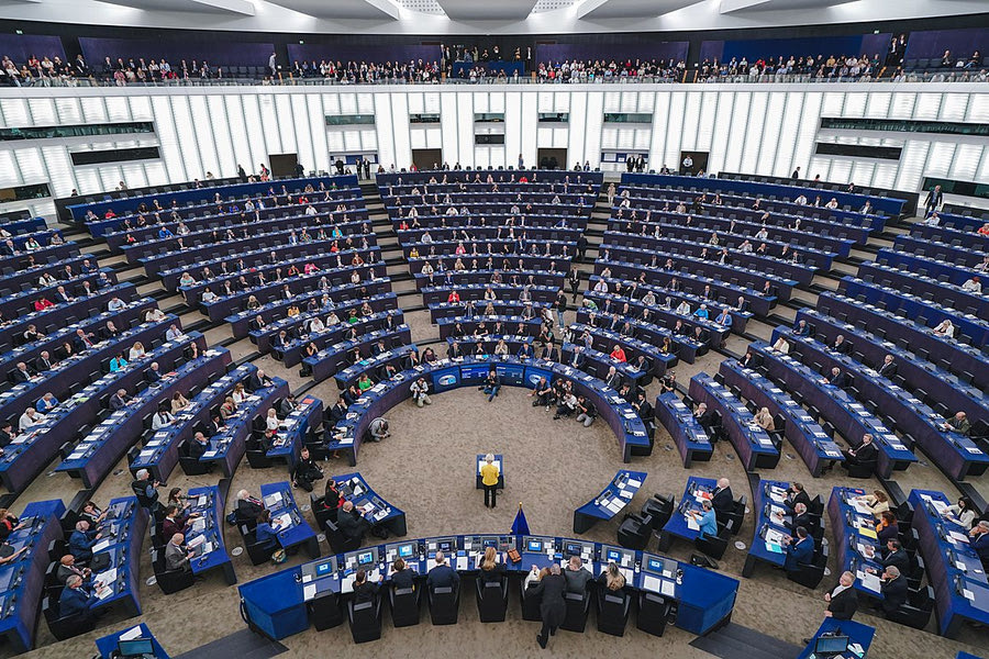 Πόσες έδρες δίνει σε κάθε κόμμα το Politico