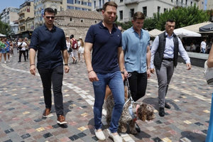 Σ. Κασσελάκης: Η βόλτα στην Ερμού με τον σύζυγο του και την σκυλίτσα τους