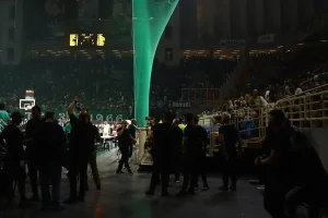 Τραυματίες έξω από το ΟΑΚΑ μετά από μάχες οπαδών με την αστυνομία