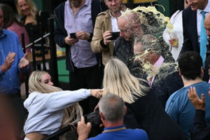 Τον έλουσαν με…μιλκ σέικ!