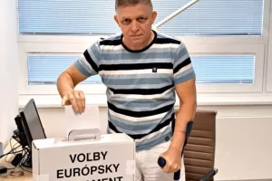 Ευρωεκλογές στην Σλοβακία: Από το δωμάτιο του νοσοκομείου ψήφισε ο πρωθυπουργός Ρόμπερτ Φίτσο