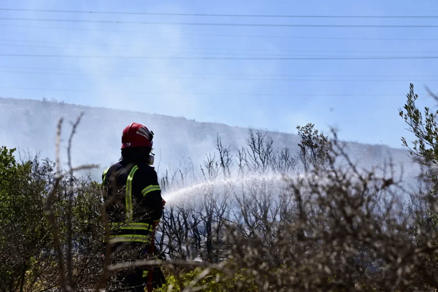Συναγερμός για φωτιές και την Κυριακή – Οι περιοχές με πολύ υψηλό κίνδυνο