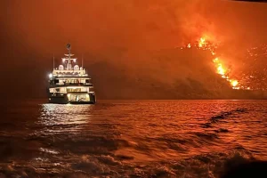 Φωτιά στην Υδρα: Ερευνα των «αδιάφθορων» για τους χειρισμούς Πυροσβεστικής και Λιμενικού