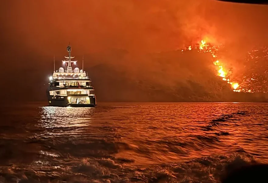Φωτιά στην Υδρα: Ερευνα των «αδιάφθορων» για τους χειρισμούς Πυροσβεστικής και Λιμενικού
