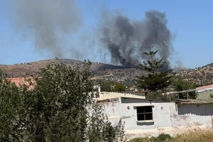 Μεγάλη φωτιά στην Κερατέα – Κάηκαν σπίτια, εκκενώθηκαν 5 οικισμοί